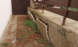 Oprava části plotu a podezdění venkovního schodiště - stav před realizací