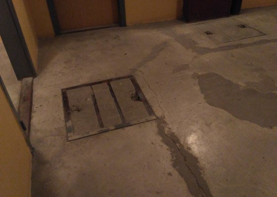 Podlaha v suterénu panelového domu