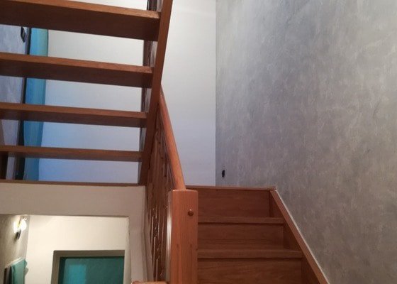 Vymalování schodiště se stropem na každém mezipatře - tři podlaží.