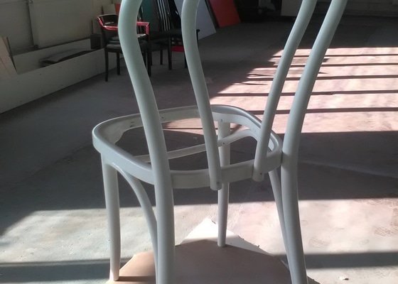Renovace dřevěných židlí, nátěr, čalounění