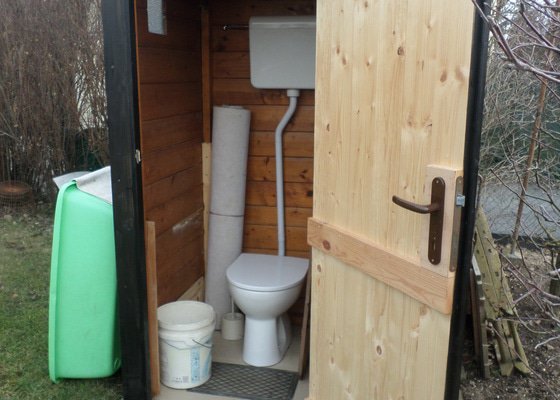 Zahrada-Výroba WC na zahrádce.
