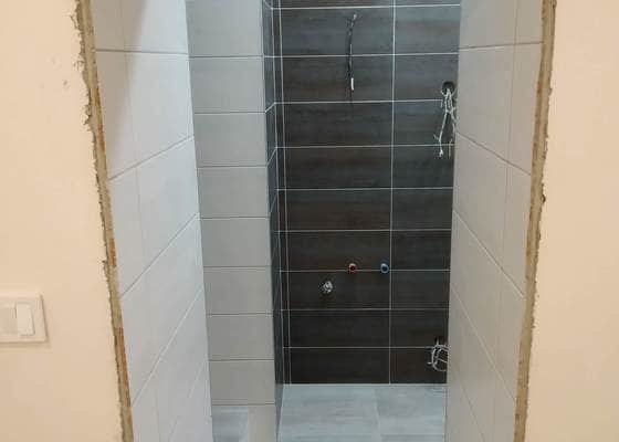 Obložení koupelny, včetně instalace sprchové vaničky a sprchových dveří