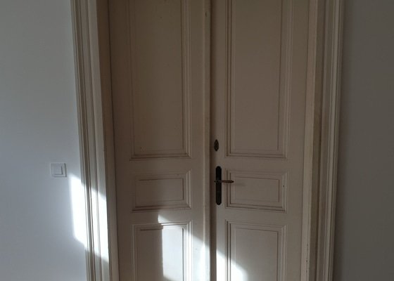 Lakování dveří a zárubní - 5 velkých dvoukřídlých dveří a 5 malých jednokřídlých