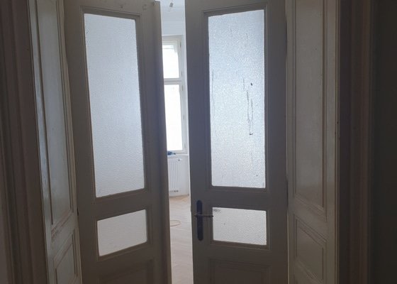Lakování dveří a zárubní - 5 velkých dvoukřídlých dveří a 5 malých jednokřídlých