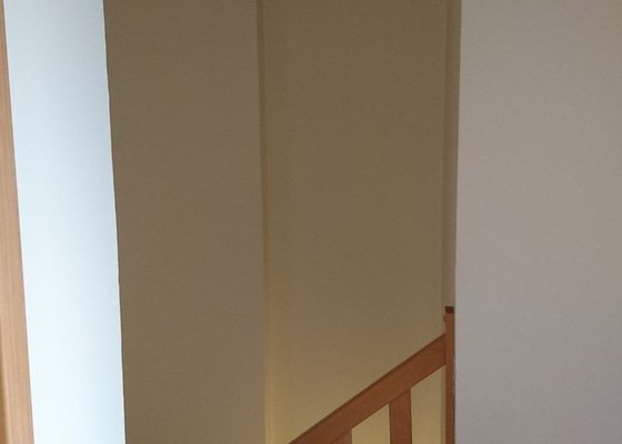 Dřevěné patro nad schody v bytě