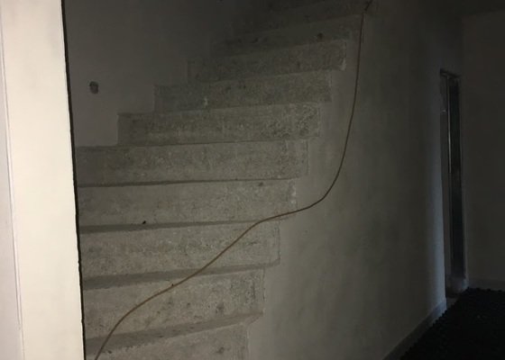 Nerezové zábradlí ke schodišti s výplní ze skla