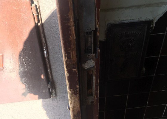 Podbití kování u vstupních dveří kovovým plátem