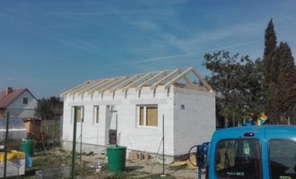 Vazníky na střechu novostavby malého domku