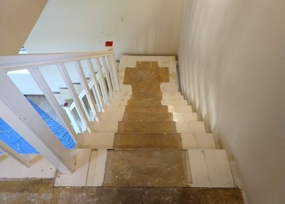 Brouseni dřevěného schodiště