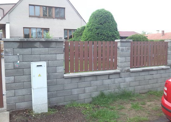 Brána, branka a 4 ks plotových polí.