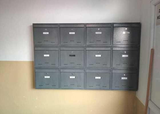Demontáž a montáž poštovních schránek.