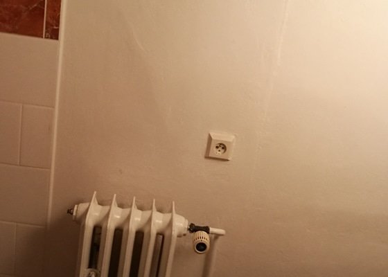 Výměna starého radiátoru v koupelně za žebříkový