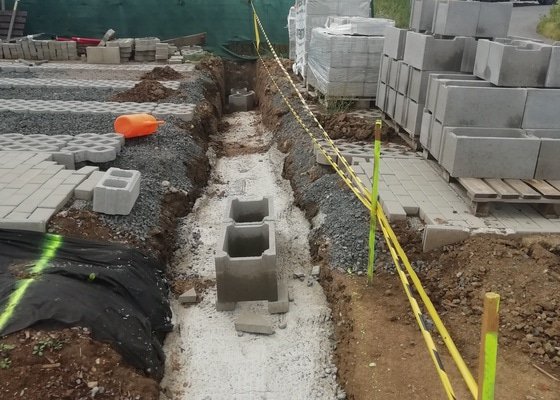 Stavba betonového plotu