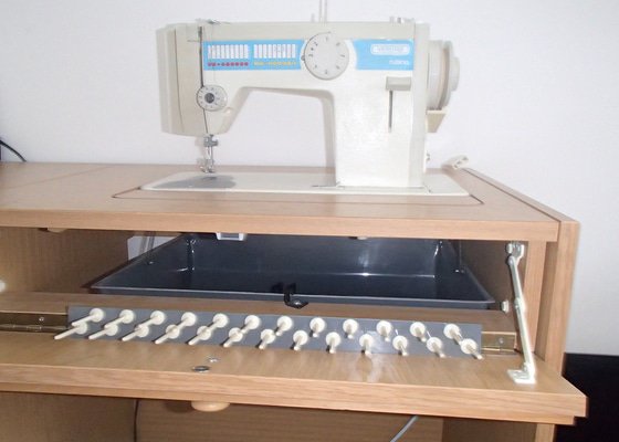 Výroba pracovní desky stolu a stůl pro vestavěný šicí stroj