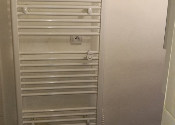 Výměna starého radiátoru v koupelně za žebříkový