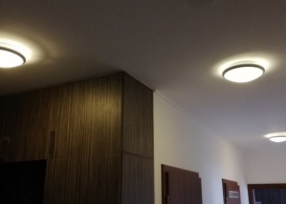 Výměna 10 stropních LED světel v bytě v Praze