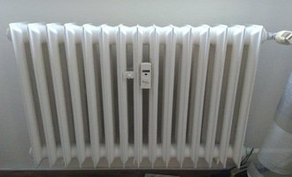 Výměna 4 litinových radiátorů v panelovém bytě - stav před realizací