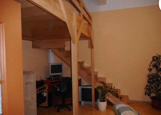 Spací patro a schodiště v obývacím pokoji