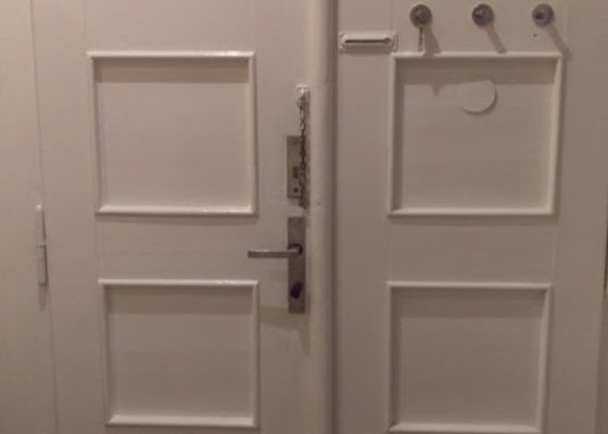 Očalounění vstupních dvoukřídlých dveří do bytu