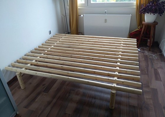 Výroba postele z masivu