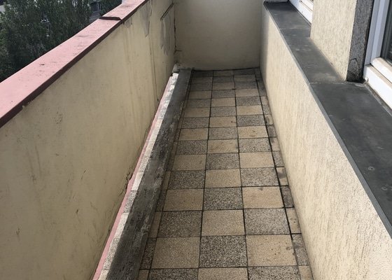 Úklid holubího trusu na balkóně / SPĚCHÁ