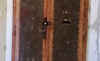 Renovace dvoukřídlých vstupních dveří do bytu - stav před realizací