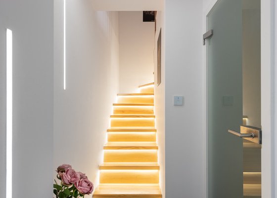 Položení podlahy v obývacím pokoji, chodbě a wc - 35 m2