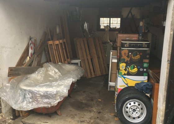Zbourání garáže přilepené na domek s odvozem suti Praha 9