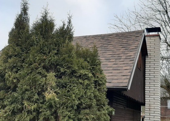 Oprava střechy na chatě