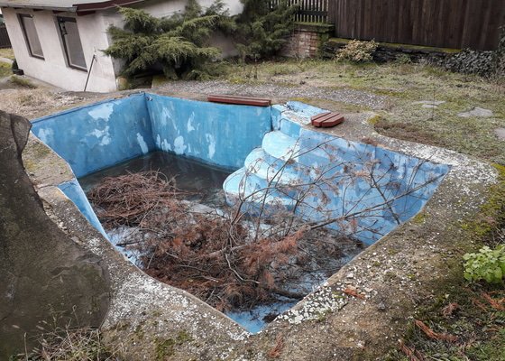 Likvidace betonového bazénu a chodníku + následné zahrnutí zeminou
