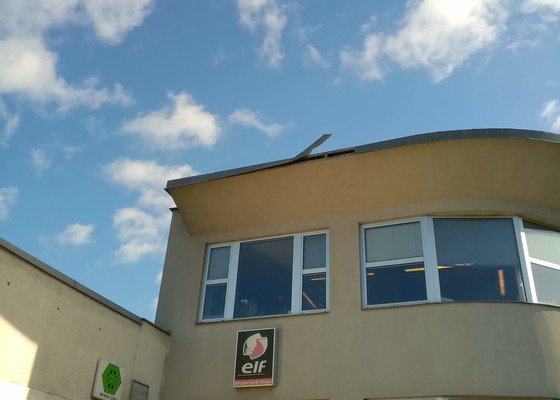 Opravit oplechování střechy, poškozené větrem.