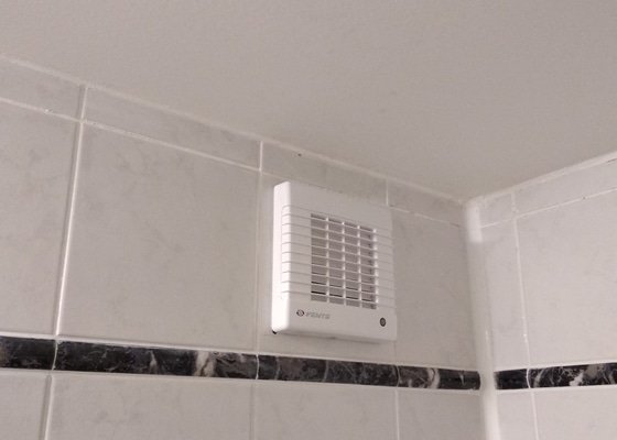 Výměna ventilátorů na WC a v koupelně, izolazce podhledů, odstranění el.topení v koupelně