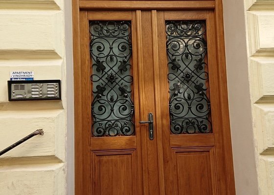 Oprava nebo výroba dvoukřídlých dřevěných vstupních dveří v Praze na Vinohradech