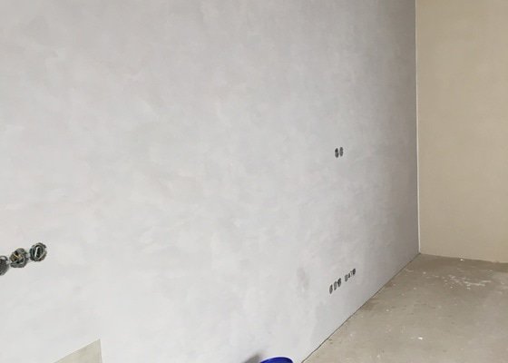 Betonová stěrka za kuchyňskou linku a obývací stěnu