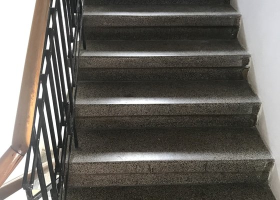 Renovace teraco chodby a schodiště