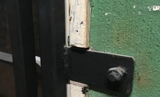 Odmontování mříže ze dveří (+ ideálně namontování na jiné dveře) - stav před realizací