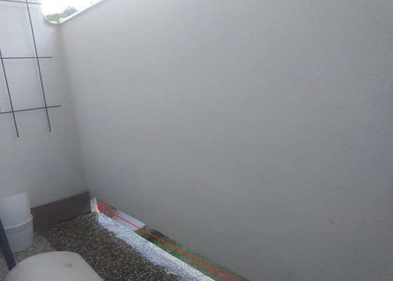 Vyrobit zábranu do mezery mezi podlahou balkonu a stěnou