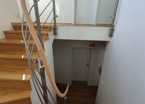 Zábradlí pro vnitřní schodiště (18 schodů) a balkón