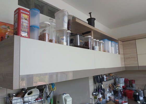 Předělání horních skříněk kuchyňské linky a nová skříň se šuplíky pod okno