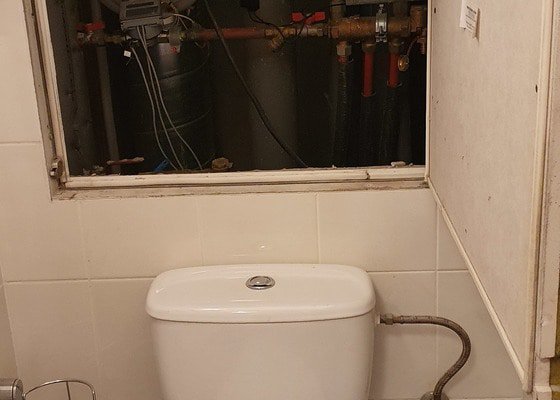 Renovace toalety - instalace nové wc mísy a bidetove spršky