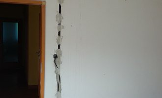 Zednické práce po provedení elektroinstalace v panelovém bytě