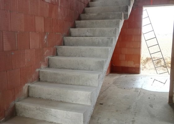 Leštění a lakování betonových schodů