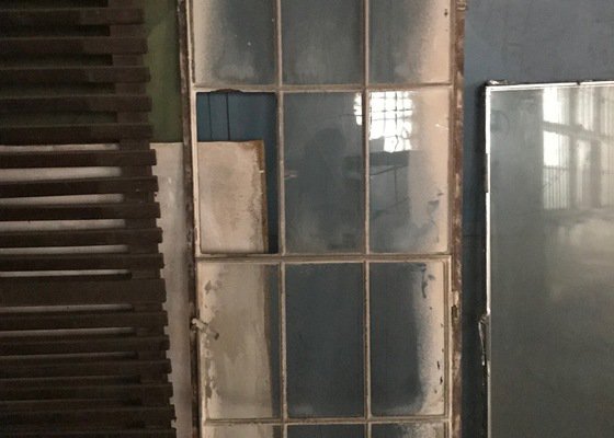 Interiérová příčka ze starých továrenských oken