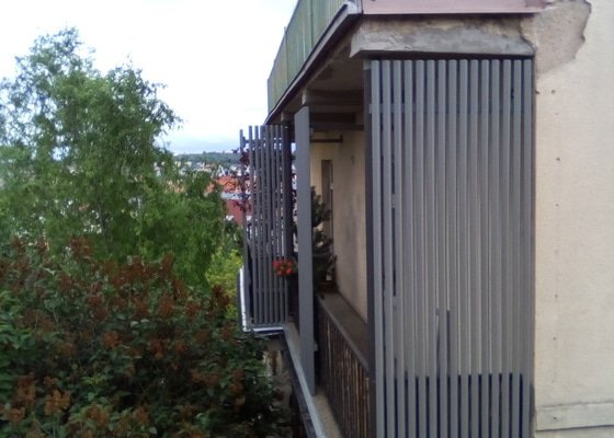 Instalace dřevěné zábrany na balkoně