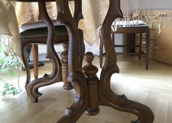 Renovace dreveneho stolu-odlepena noha