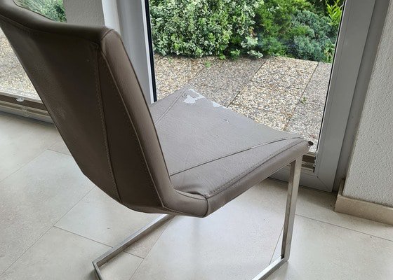 Protažení 8mi jidelnich židlí kvalitnim materialem s dlouho zivotnosti a odolnosti.