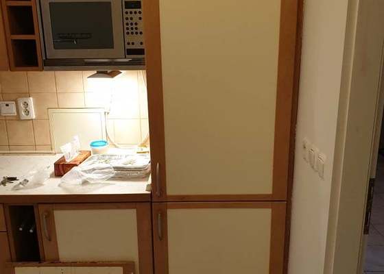 Výměna vestavěné chladničky s úpravou dveří