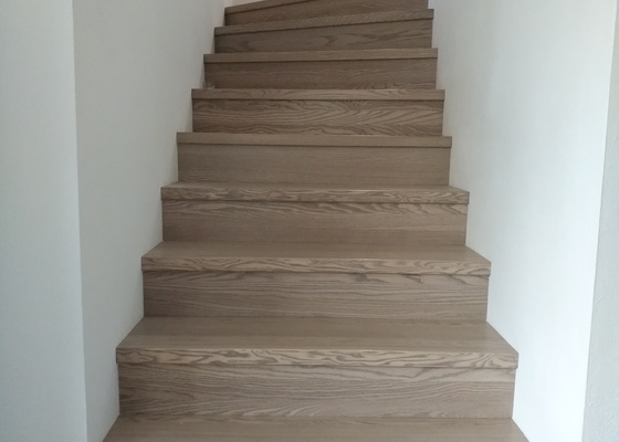 Dřevěné schody samonodrsné interiérové