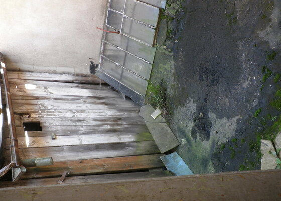 Oprava hydroizolace beton.podlahy venkovního prostoru -"dvorku" v1.patře-mezi domy.