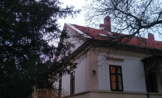 Rozsáhlá rekonstrukce střechy fary Evangelické církve v Libčicích nad Vltavou.